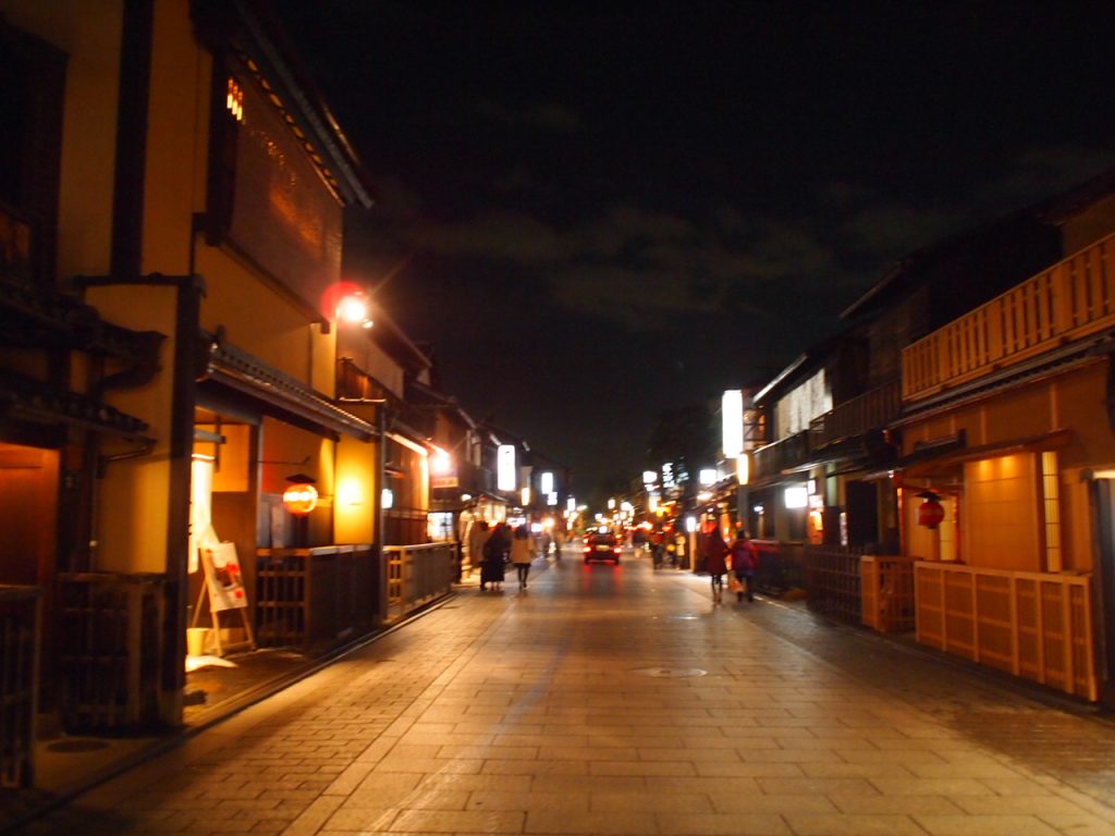 京都の歓楽街　夜の祇園